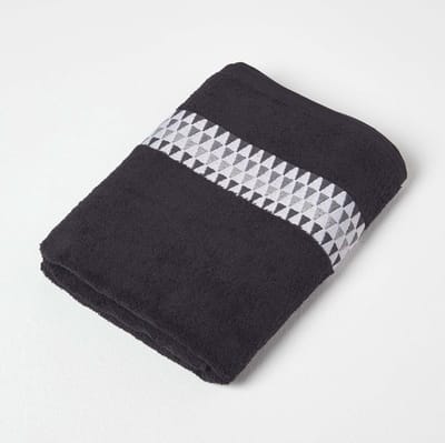 Homescapes Zwarte badhanddoek met rand en driehoekspatroon, 70 x 130 cm