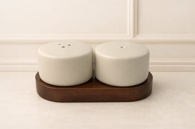 Mevaz Luxe Zout & Peper Set – Keramische Strooiers met Houten Houder – Crème Beige – Japandi Design