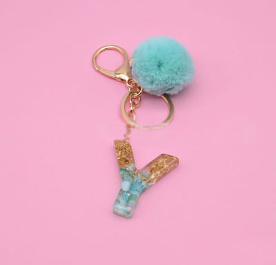 Letter Sleutelhanger A-Z – Luxe Initialen Sleutelhanger met Pompon & Kwastje – Tashanger voor Dames & Meisjes – Accessoire voor Sleutelbos, Handtas, Rugzak & Autosleutel – Persoonlijk Cadeau voor Vrouw, Moeder, Dochter & Vriendin