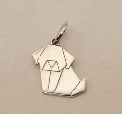 Sterling zilveren hangertje origami van een hond - klein hanger van een hond origami - hanger van een hond voor kinderen of voor volwassen die een klein hangertje willen - leuke honden hanger van 925 zilver - kinder kettinghanger van zilver hondje