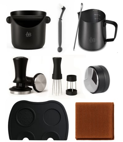 Adore Maison Barista Tools Set – 58mm - Tamper Pro, Koffieverdeler, WDT Tool Pro, Schoonmaakborstel, Tampermat, Melkkan 350ml, Espresso Lepel, Knockbox & Vaatdoek – Alles-in-1 Koffie Tools voor Thuisbarista’s