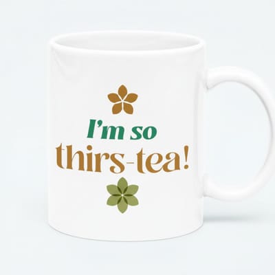 I’m So Thirs-Tea Witte Mok 330ml – Grappige Theeliefhebber Woordgrap Mok met Bloemenontwerp
