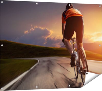 Gards Tuinposter Wielrennen Fietser op de Weg bij Zonsondergang - 120x90 cm - Tuindoek - Tuindecoratie - Wanddecoratie buiten - Tuinschilderij