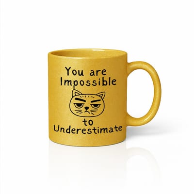Grappige Kat “You Are Impossible to Underestimate” Gouden Mok – Sarcastische Kat Lijntekening – 330 ml Gouden Koffiebeker