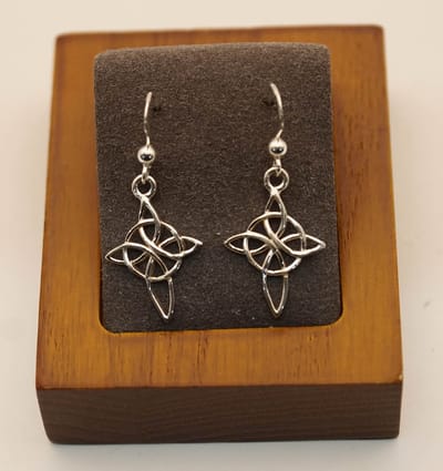 Zilveren geknoopte oorbellen - leuke oorbellen met een knoop - keltische oorbellen van 925 zilver - zilveren celtic oorhangers - sierlijke geknoopte oorhangers
