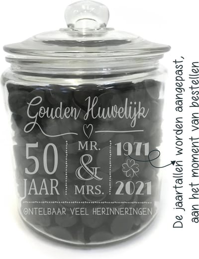 Snoeppot/voorraadpot GOUDEN HUWELIJK 50 jaar GETROUWD. Zonder drop. Cadeau-bruiloft-trouwdag. De snoeppot/voorraadpot is gemaakt van dik sterk glas. Het formaat is 21cm incl. deksel, 13,5cm doorsnede, inhoud 2 liter.