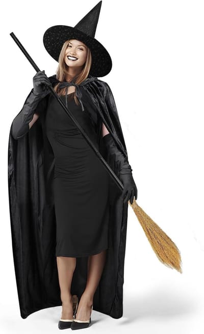 Vrouwelijk heksen kostuum voor Halloween met zwarte cape, lange bezem, hoed en accessoires voor een spookachtige look