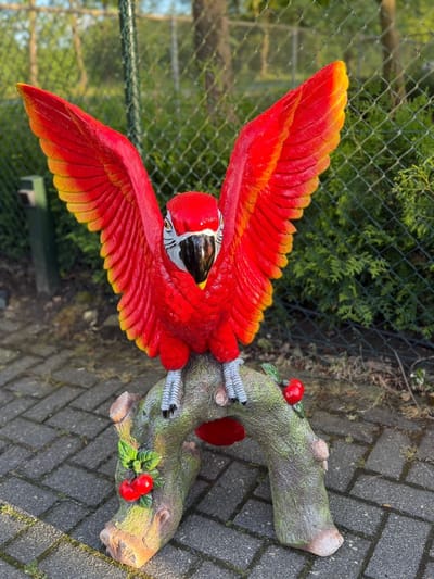 Goodyz- Vogels - Kleurrijke vogel- Papegaai - Papegaai op boomstronk - Rood - 100cm hoog