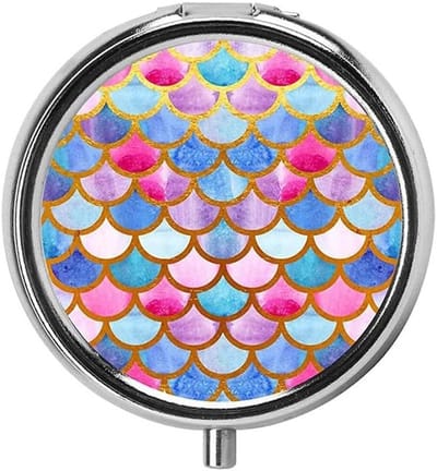 Draagbare ronde metalen pillendoos - Mini medicijn organizer voor tas, handbagage en reizen - Compact met 3 compartimenten, visgraatpatroon in roze en blauw