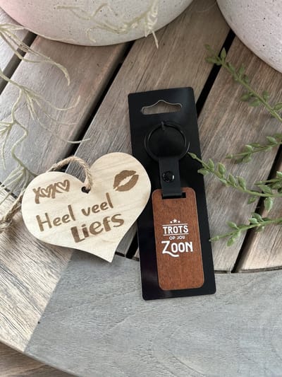 Creaties van hier – sleutelhanger Zoon met houten hartje – Walnoothout – 5x15 cm – Hanger