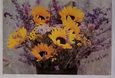 Een blanco kaart met een afbeelding van een emmer vol met bloemen. Leuk om zo te geven of om bij een cadeau te voegen. Een dubbele wenskaart inclusief envelop en in folie verpakt.