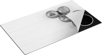 Chefcare Inductie Beschermer Tomaten op Witte Houten Planken - Zwart Wit - 95x50 cm - Afdekplaat Inductie - Kookplaat Beschermer - Inductie Mat