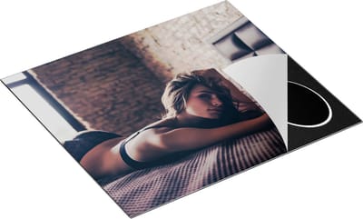 Chefcare Inductie Beschermer Sexy Brunette Vrouw in Bed - Erotiek - 60x50 cm - Afdekplaat Inductie - Kookplaat Beschermer - Inductie Mat