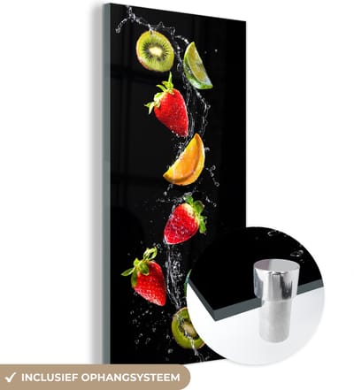 MuchoWow® Glasschilderij 60x120 cm - Schilderij acrylglas - Fruit - Water - Zwart - Stilleven Aardbei - Kiwi - Foto op glas - Schilderijen