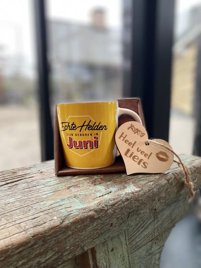 Creaties van Hier - Mok Met Houten Hartje - Koffietas - Juni - Verjaardag - Porselein