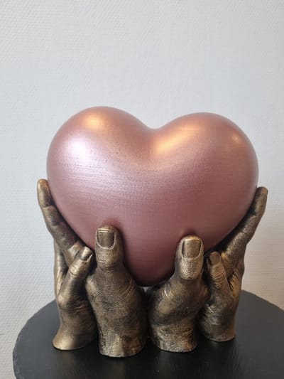 Urn hart gedragen op 4 handen - roze, goud - 3,3 liter