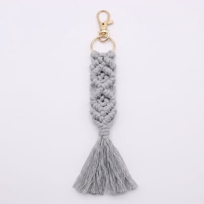Lichtgrijze handgemaakte sleutelhanger van touw met kwast – sleutelhanger voor dames en heren – macramé keychain met lichtgrijze hanger, goudkleurige ring en karabijnsluiting