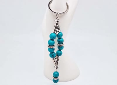 Handgemaakte Harmony Sleutelhanger van natuursteen "Howliet groen" en metaal - diameter kralen 10mm - Aantal stenen10- Een mooi cadeau-idee en een bijzonder aandenken