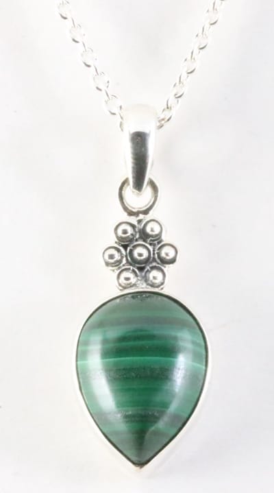 Bewerkte zilveren hanger met malachiet aan ketting