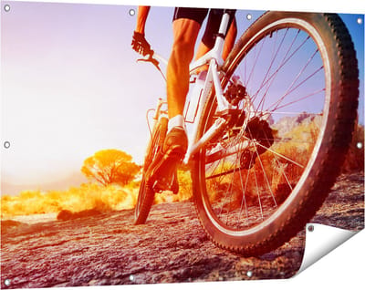 Gards Tuinposter Mountainbike Fietser op Stenen bij Zonsopgang - 120x80 cm - Tuindoek - Tuindecoratie - Wanddecoratie buiten - Tuinschilderij