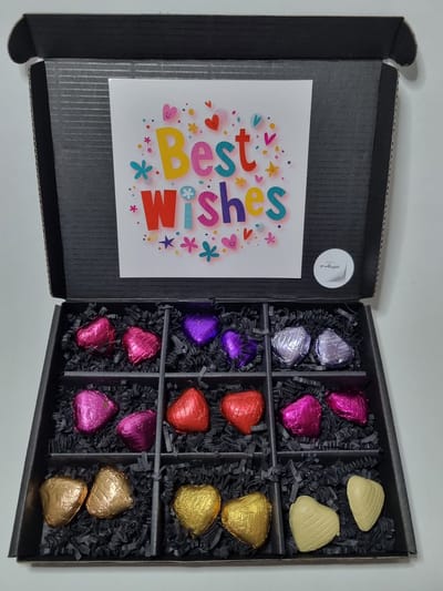 Hartjes Box met Chocolade Hartjes & Mystery Card 'Best Wishes' met persoonlijke (video) boodschap | Valentijnsdag | Moederdag | Vaderdag | Verjaardag | Chocoladecadeau | liefdevol cadeau