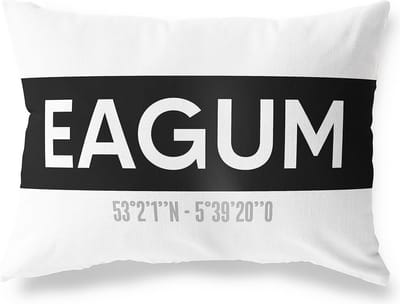 Tuinkussen EAGUM - FRIESLAND met coördinaten - Buitenkussen - Bootkussen - Weerbestendig - Jouw Plaats - Studio216 - Modern - Zwart-Wit - 50x30cm