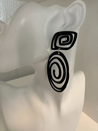 zwarte spiraal oorhangers | Make up | Parfum | Moederdag | Verjaardagscadeau| Cadeautje| Valentijnsdag| Kado | sieraden | vaderdag | oorbellen | oorsieraden