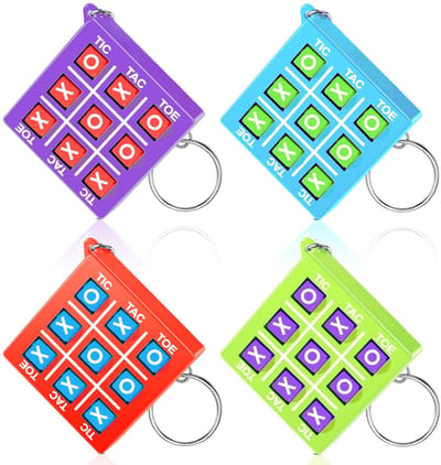 Dailygoods- Sleutelhanger Tic Tac Toe - Lichtgewicht - Draagbaar - Kunststof - Mini-rugzak - Coole kleuren - Afmetingen 4,5 x 5,7 cm - Speelgoed