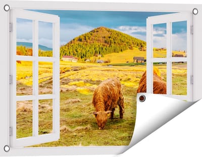 Gards Tuinposter Doorkijk Twee Schotse Hooglanders bij een Dorp - 60x40 cm - Tuindoek - Tuindecoratie - Wanddecoratie buiten - Tuinschilderij