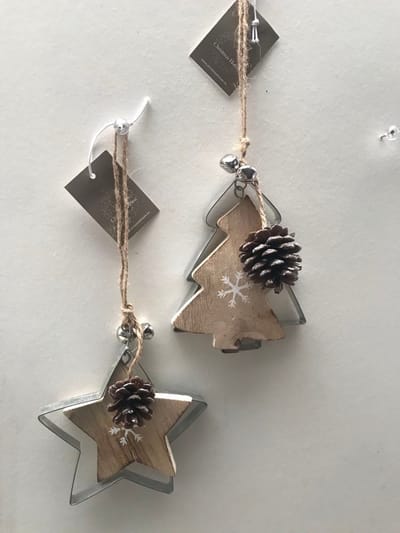 Naturel kersthangers  Set van 2 ornamenten Ivory in hout metaal en dennenappel