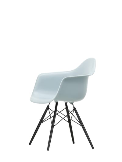 Vitra - DAW Eames Plastic Armchair - ijsgrijs RE - esdoorn zwart - blauw