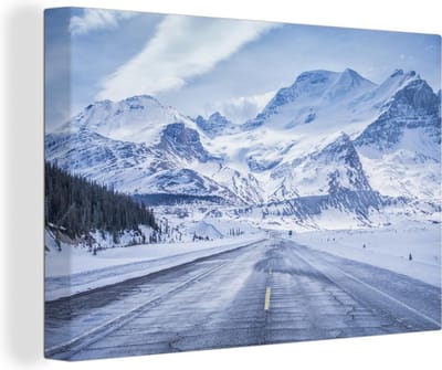 Canvas Schilderij Een besneeuwde weg in de bergen - 30x20 cm - Wanddecoratie