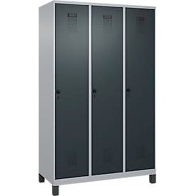 C+P Evolo Plus garderobekast, 3 vakken, 400 mm vakbreedte, met voetjes, rechts scharnierend, soft-close, inbraakwerend, B 1200 x D 500 x H 1950 mm, veiligheidsslot espagnolet, blank aluminium RAL 9006/antracietgrijs RAL 7016