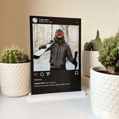 InstaFrame - Instagram Post Kunststof plaat zwart inclusief standaard - 30x20cm - Gepersonaliseerd met foto en tekst