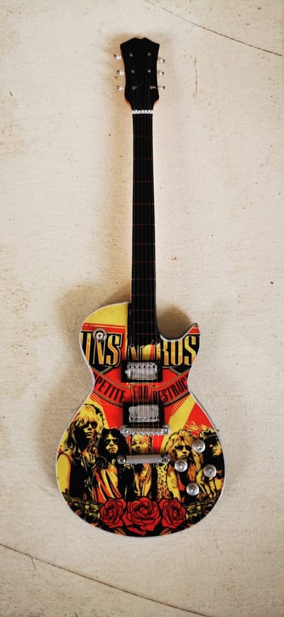 Guns N' Roses Miniatuur Gitaar Appetite for Destruction – Houten Rock Decoratie met Standaard – Luxe Hardrock Merchandise & Muziek Cadeau – 25 cm Hoog – Vintage Mancave Collectible