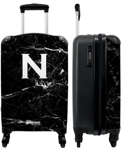 NoBoringSuitcases.com - Zwarte marmer koffer met letter N - Past binnen 55x40x20 cm en 55x35x25 cm - Trolley handbagage initialen zwart - Valiezen met wieltjes volwassenen - Reiskoffer op wielen - Rolkoffer lichtgewicht - Cadeau voor man en vrouw