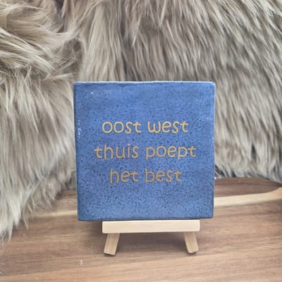 Robuust wenstegeltje “oost west thuis poept het best” – 10x10 cm – Humoristische Wanddecoratie & Cadeau – Cadeau vrienden,zomaar – Humor tegeltje - Grappige tekst – WC decoratie humor – Trendy nu – Decoratief Tegeltje met Standaard – Cadeau Idee