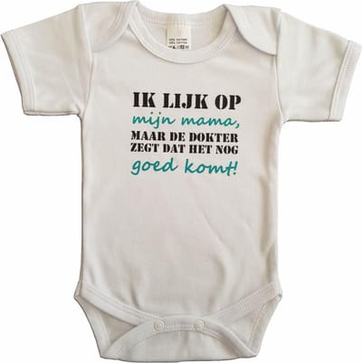 Witte romper met "Ik lijk op mijn mama, maar de dokter zegt dat het nog goed komt!" - maat 80 - moederdag, zwanger, cadeautje, kraamcadeau, grappig, geschenk, baby, tekst
