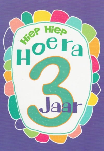 Hiep, hiep hoera! Je bent 3 jaar geworden! Hartelijk gefeliciteerd! Een leuke kaart om zo te geven of om bij een cadeau te voegen. Een dubbele wenskaart inclusief envelop en in folie verpakt.