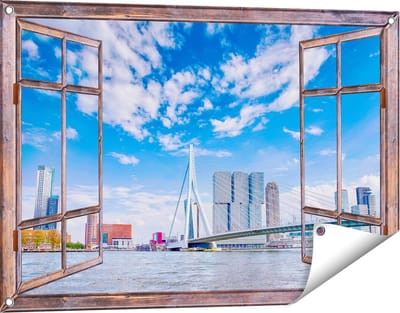 Gards Tuinposter Doorkijk Erasmusbrug aan het Water in Rotterdam - 90x60 cm - Tuindoek - Tuindecoratie - Wanddecoratie buiten - Tuinschilderij