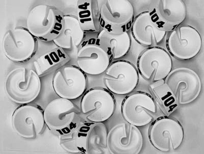 Bleijenberg Maatdopje maat 104 wit - Maataanduiding voor kledinghangers per 25 stuks - Maatringetje Ø 20 mm - Kledinghangers - Kleerhanger - Kapstok - Mark-Brics - wisersizer