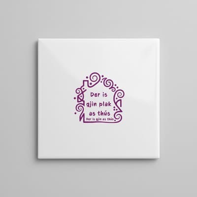 Friese Woonquote Tegel 15×15 cm – “Der is gjin plak as thús” – Gezellige Paarse Keramische Wanddecoratie & Cadeau