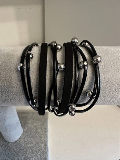 Zwarte multilayer armband met magnetische sluiting | Make up | Parfum | Moederdag | Verjaardagscadeau| Cadeautje| Valentijnsdag| Kado | sieraden | vaderdag | oorbellen | oorsieraden