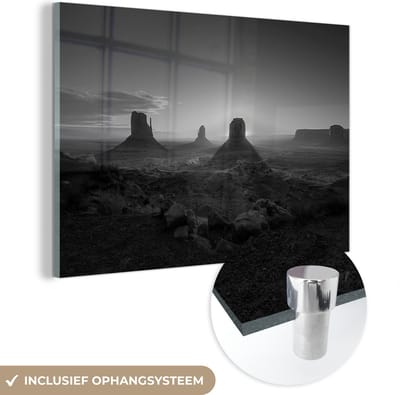 MuchoWow® Glasschilderij 90x60 cm - Schilderij acrylglas - Monument Valley zonsondergang in de VS - zwart wit - Foto op glas - Schilderijen