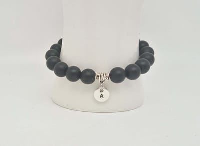 Handgemaakte natuursteen armband met hanger "Letters in cirkel" " Mat zwart onyx" -8 mm diameter van de korrel- Diameter armband 20 cm - Kies je favoriete letters- Een mooi cadeau voor familie en vrienden