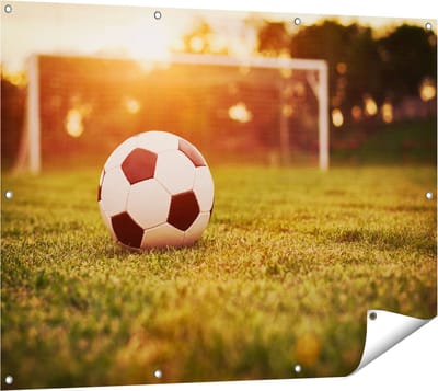 Gards Tuinposter Voetbal met Goal tijdens Zonsondergang - 120x90 cm - Tuindoek - Tuindecoratie - Wanddecoratie buiten - Tuinschilderij