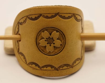 Leren haarspeld + stokje hout beige bloem - stevige leren haarspeld bloem in bloei - unieke haarspeld - aparte haarspeld - luxe dames haarspelden - moderen haarspeld - modieus haarspeld - cadeau haartip - cadeau verjaardag - luxe vrouwen kado