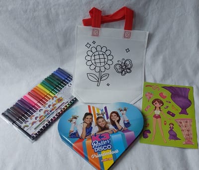 Brievenbus cadeau voor Meisje - 4 producten - 300 g - K3 vriendenboek - Roller Disco - 24 stiften - Handgeschilderd cadeau tas - stickers - Cadeaupakket - Cadeaupakketje - Muziekland- cadeautjes voor meisje
