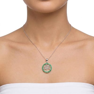 Zilverkleurige ketting voor dames – ketting met hanger levensboom – ronde hanger met groene details – elegante ketting met symbolische betekenis