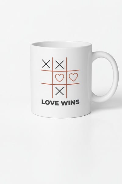 Love Wins Mok - Liefde Wint Tic Tac Toe Design met Hartjes - Unieke Koffie & Thee Beker